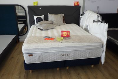 un lit sur lequel sont posés de nombreux oreillers