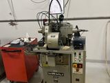 une machine qui se trouve dans une pièce où il y a une poubelle rouge