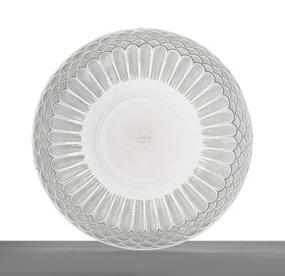 une assiette blanche posée sur une table