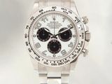 une montre en argent avec un cadran noir sur fond blanc