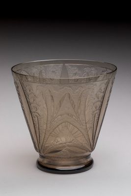 un bol en verre posé sur une table
