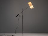 une lampe posée sur une table, avec un cordon qui passe devant
