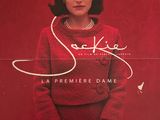 une affiche de film représentant une femme en pull rouge