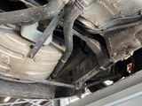 un gros plan du moteur et du pot d'échappement d'une voiture