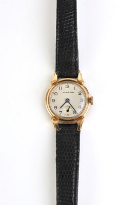 une image d'un gros plan d'une montre-bracelet sur une surface blanche