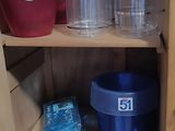 une armoire sur laquelle sont posés de nombreux récipients et tasses