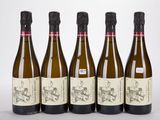 quatre bouteilles de vin sont alignées sur une surface blanche