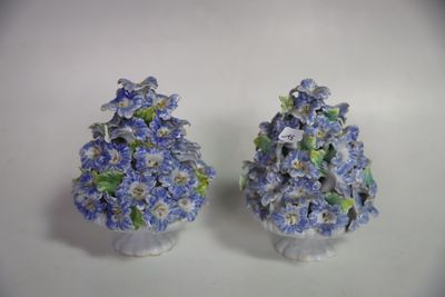 deux vases ornés de fleurs bleues sur un fond blanc