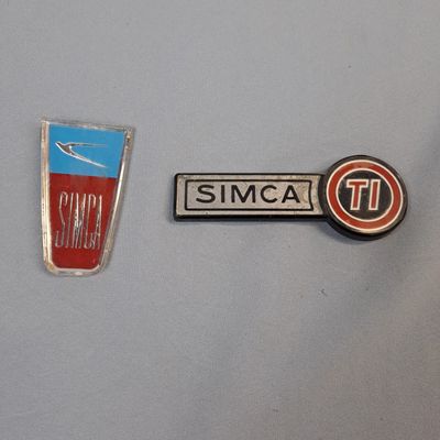 SIMCA 2 insignes en matière plastique