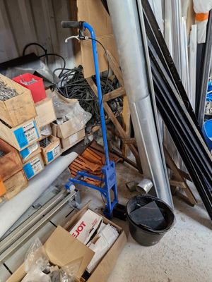 un tas d'objets divers dans un débarras