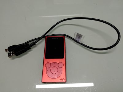 un lecteur MP3 rouge muni d'un câble