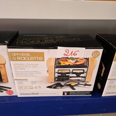 trois boîtes de conserves sur une étagère dans un magasin