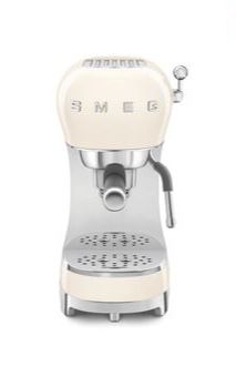 La machine à café est blanche et de couleur crème.