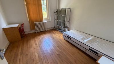 une petite chambre avec un lit et un bureau