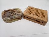 Deux pains de savon sont posés l'un à côté de l'autre sur une table