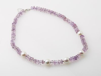Collier orné d'améthystes agrémenté de 5 perles d'eau douces…