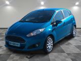 La Ford Fiesta bleue est garée sur un sol à damier.