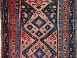 un tapis orné d'un motif bleu et rouge