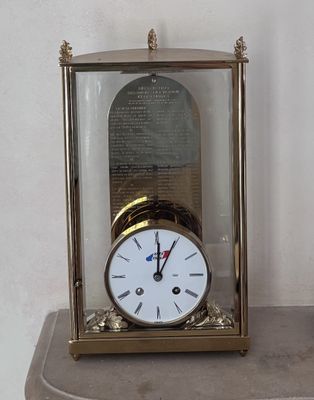 une horloge posée sur une table