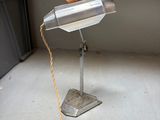 une lampe posée sur un pied au sol