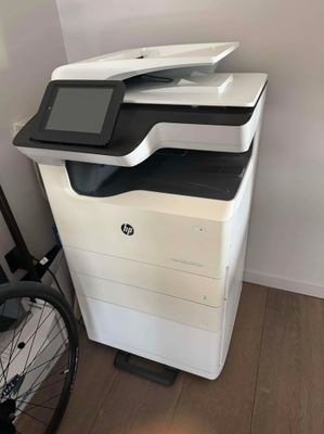 une imprimante posée sur un bureau