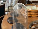 de nombreuses cloches en verre posées sur une table dans une pièce