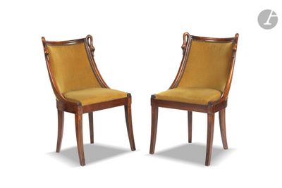 deux chaises avec un revêtement jaune, revêtement jaune, revêtement jaune, revêtement jaune, revêtement jaune, revêtement jaune, revêtement jaune, revêtement jaune
