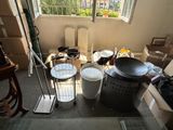 une photo d'une chambre en désordre avec plein d'objets par terre