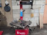une machine rouge qui se trouve dans un garage