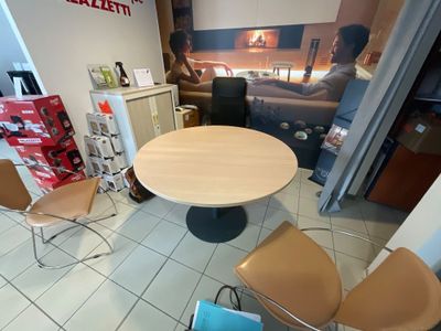 deux chaises et une table dans une petite pièce