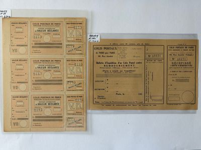 quelques vieux papiers sont posés les uns à côté des autres sur une table
