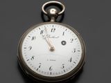 gros plan d'une montre de poche sur une surface noire