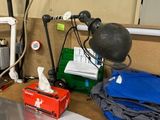 une photo d'une cuisine avec un évier et un plan de travail encombré