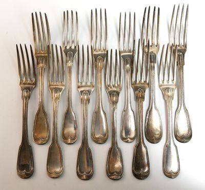 beaucoup de fourchettes et de cuillères sur la table
