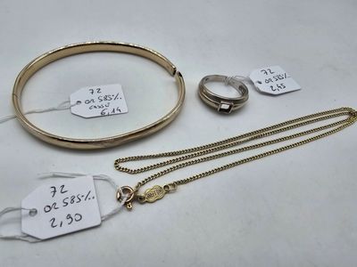 un gros plan sur un bracelet, une bague et d'autres objets posés sur une table