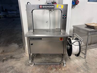 l'image d'une machine installée dans un garage