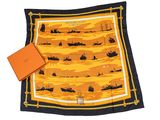 une écharpe orange et noire ornée d'un motif représentant des bateaux