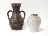 deux vases posés l'un à côté de l'autre sur une surface blanche