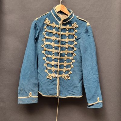 une veste bleue avec des boutons dorés