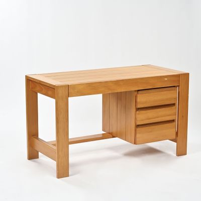 un bureau en bois surmonté de deux tiroirs