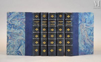 cinq livres alignés les uns à côté des autres