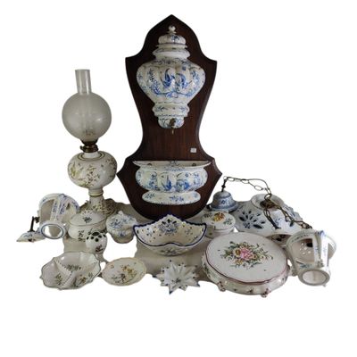 de nombreuses pièces de porcelaine très variées exposées sur la table