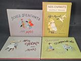 trois livres pour enfants sont alignés sur une surface noire