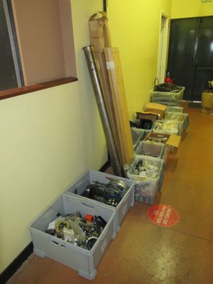 de nombreux cartons contenant des objets divers dans le couloir