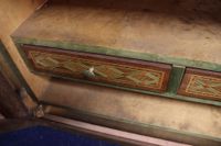 Secrétaire simulant un chiffonnier en placage de losanges à … (photo 6)