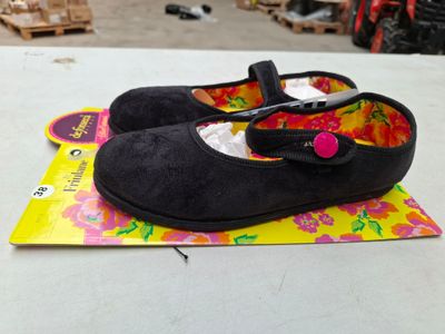une paire de chaussures posée sur un skateboard
