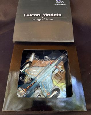 une boîte contenant une maquette d'avion de chasse