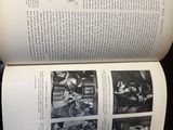 un livre ouvert avec des photos de personnes
