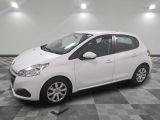 la photo d'une petite voiture blanche garée dans un garage