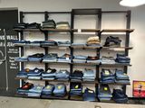 un vaste choix de jeans présentés sur les rayons d'un magasin